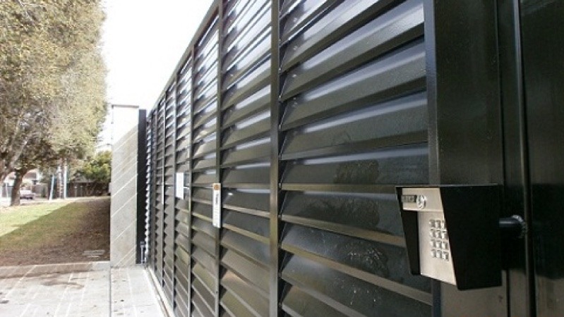 Louvered gate